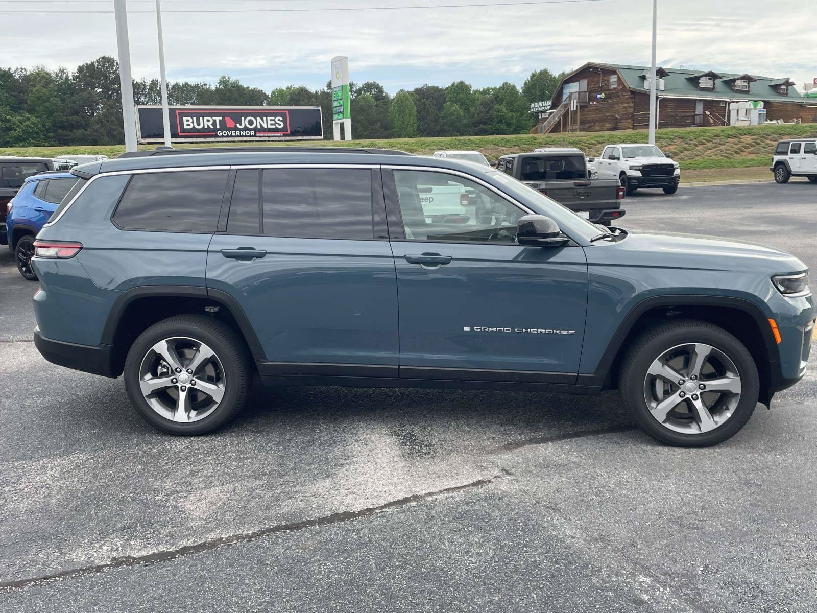 New 2026 Jeep Grand Cherokee L Limited w/ Luxury Tech Group II AWD/4WD image 2