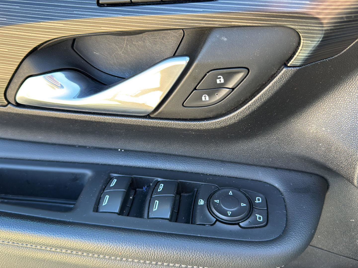 Used 2024 GMC Terrain SLT image 13