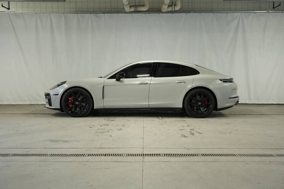 Certified 2025 Porsche Panamera GTS image 2