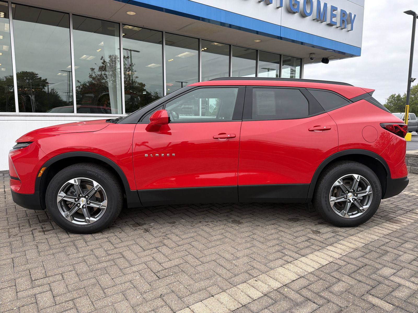 Used 2024 Chevrolet Blazer LT w/ Convenience Package FWD image 2