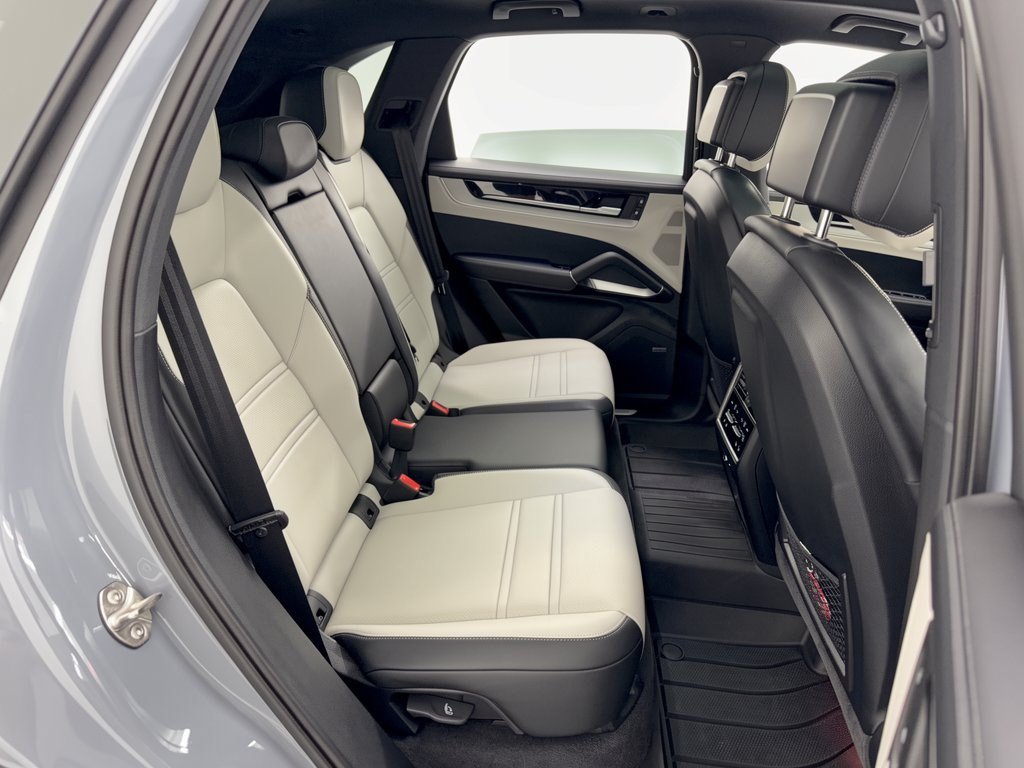 Certified 2025 Porsche Cayenne S AWD/4WD image 29