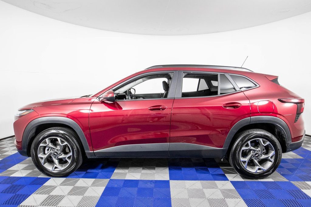 Used 2025 Chevrolet Trax LT w/ LT Convenience Package image 8