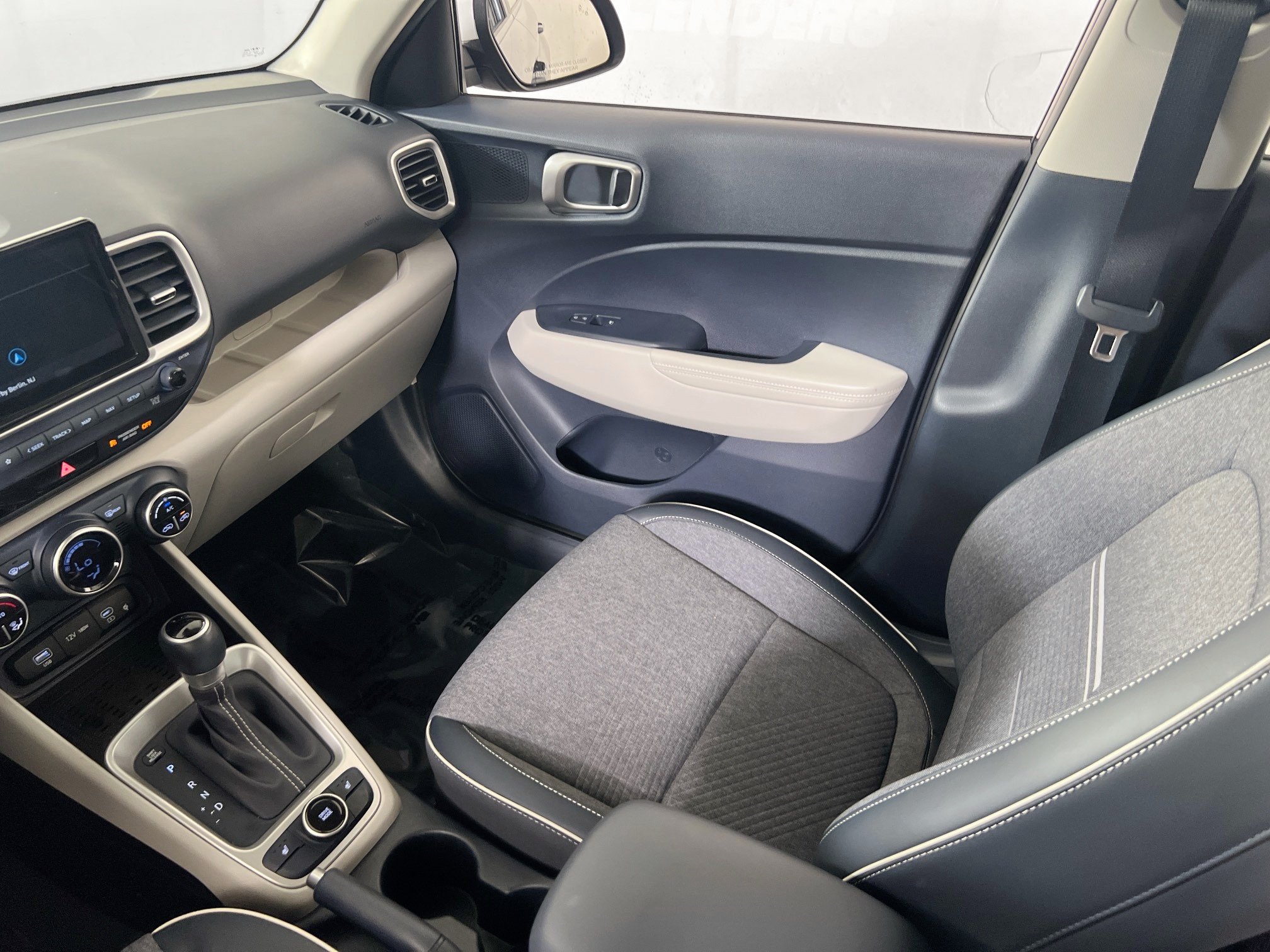 Used 2023 Hyundai Venue Limited FWD image 23