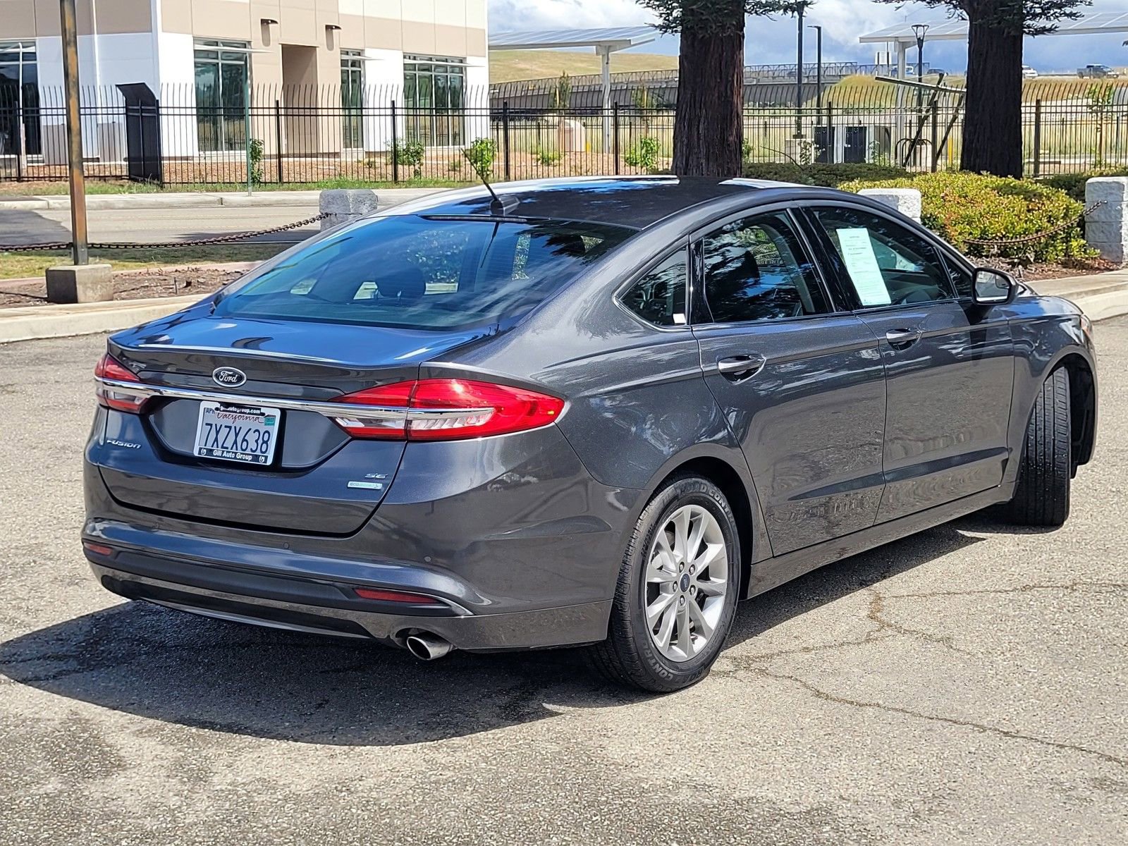 Used 2017 Ford Fusion SE w/ Fusion SE Technology Package image 4