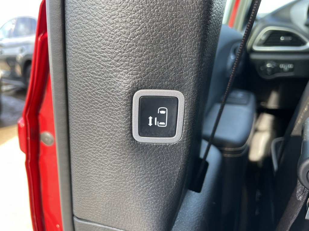 Used 2025 Chrysler Pacifica Limited image 58