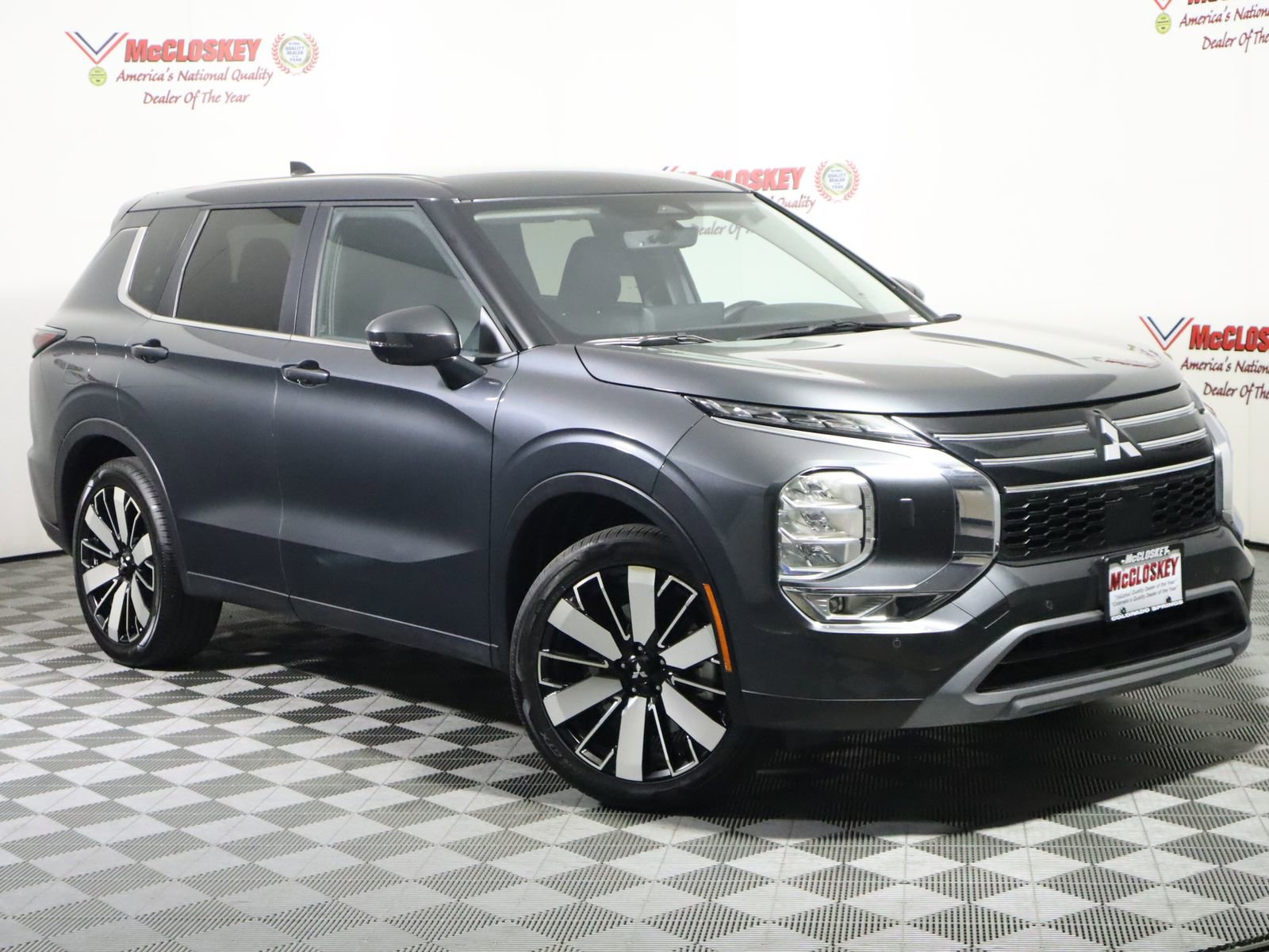 Used 2025 Mitsubishi Outlander AWD image 2