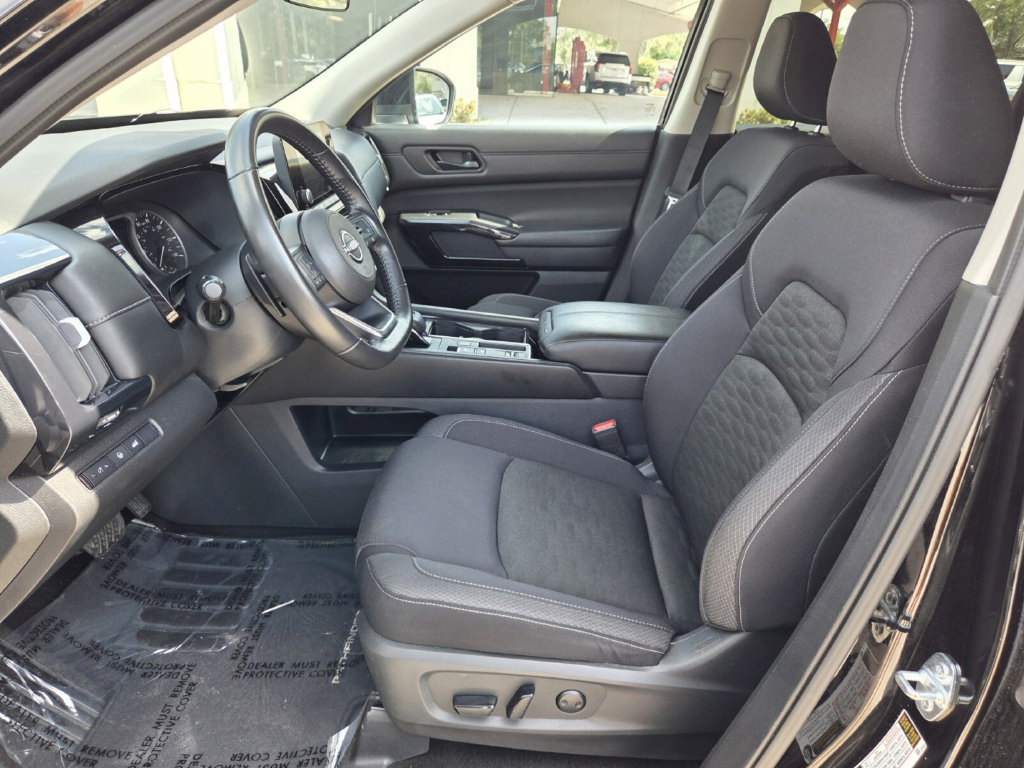 Certified 2025 Nissan Pathfinder SV FWD image 4