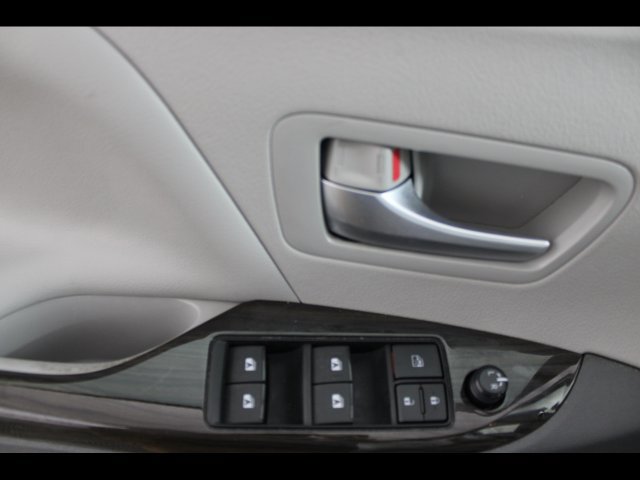 Used 2017 Toyota Sienna XLE w/ XLE Navigation Package FWD image 18