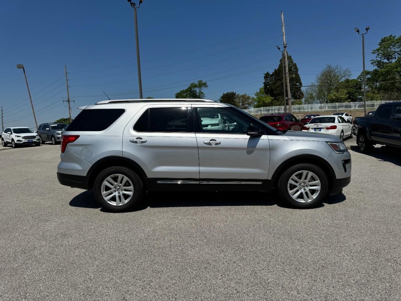 Used 2018 Ford Explorer XLT w/ Equipment Group 202A FWD image 2