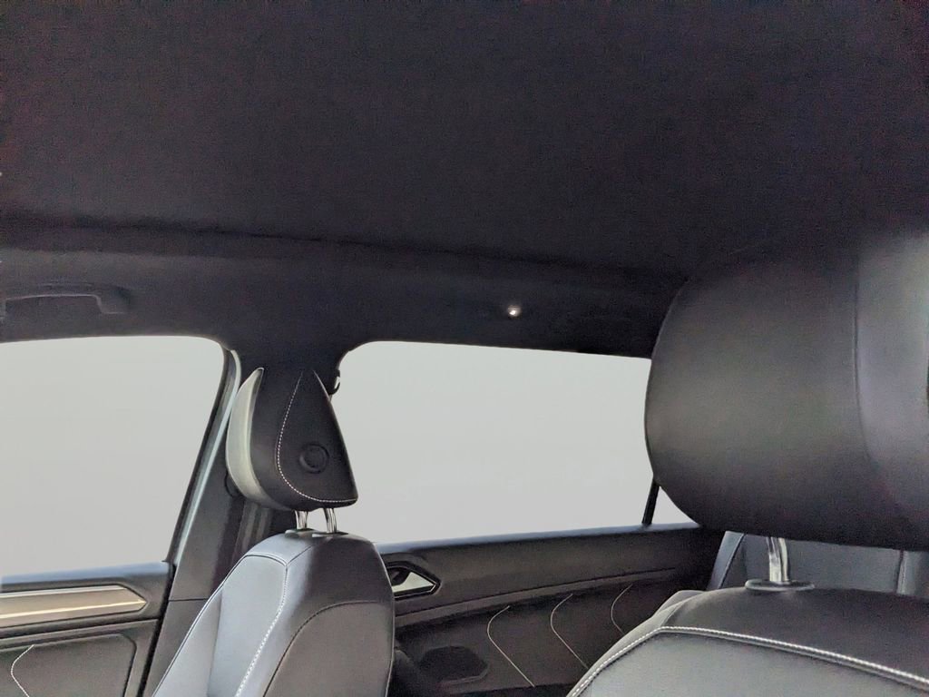 Certified 2022 Volkswagen Tiguan SE R-Line image 21