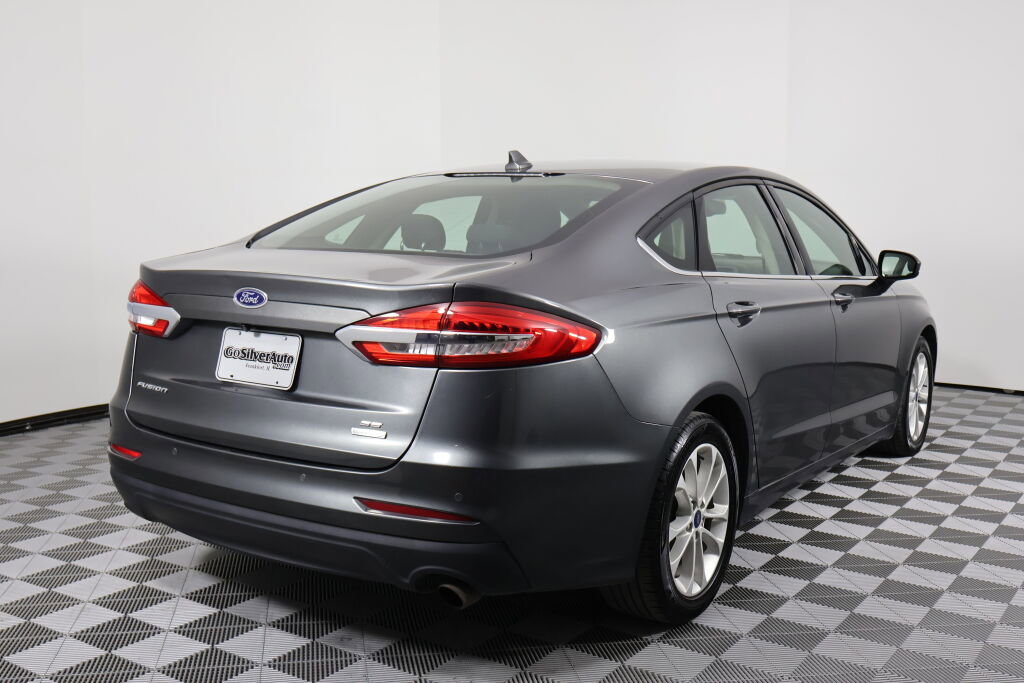Used 2020 Ford Fusion SE image 2