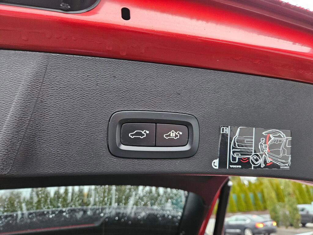 Used 2020 Volvo XC40 T5 R-Design image 10