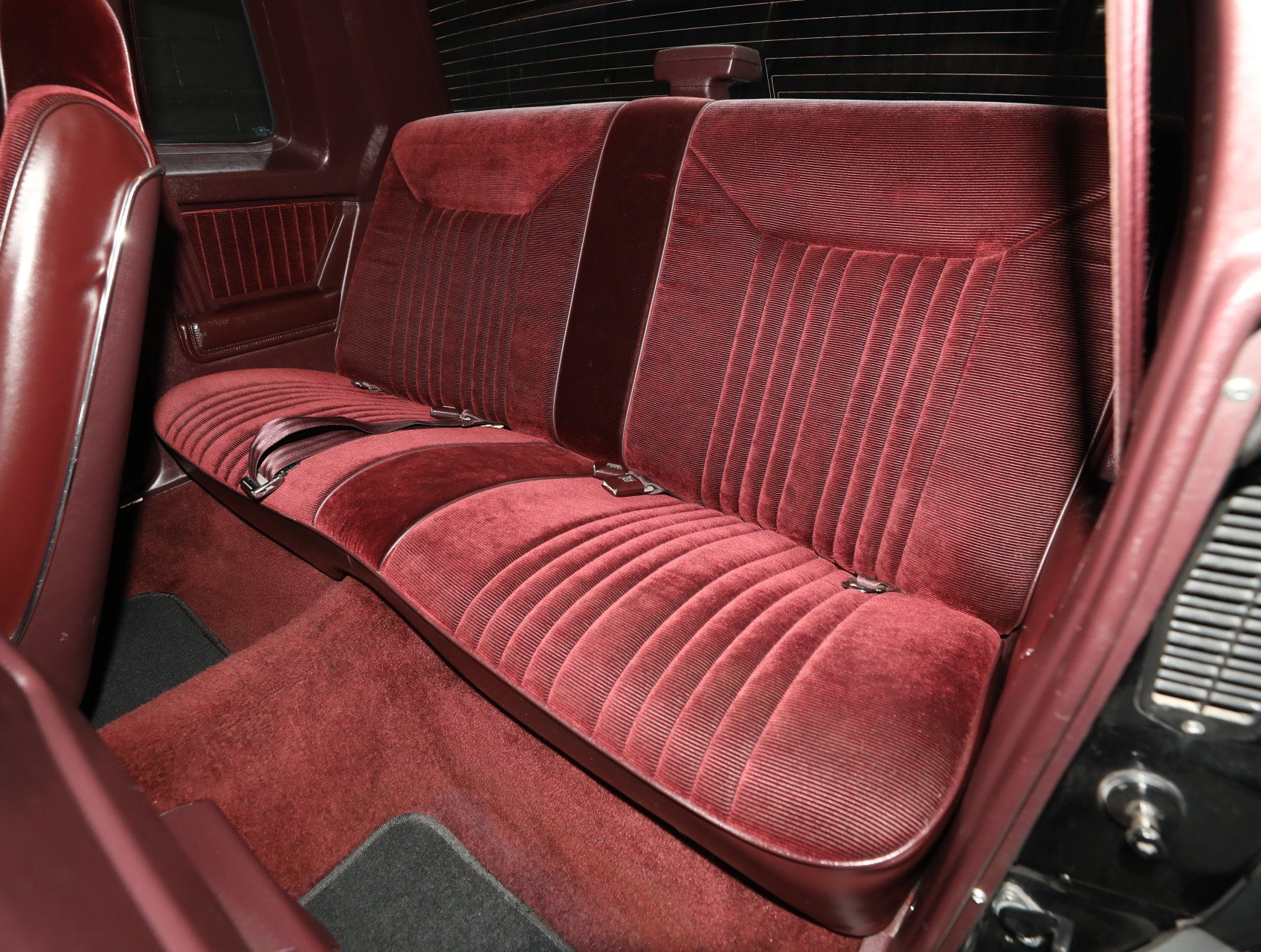 Used 1987 Oldsmobile Cutlass Supreme Salon RWD image 4