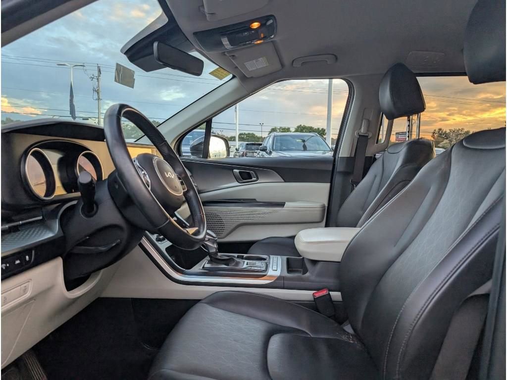 Used 2024 Kia Carnival LX image 11