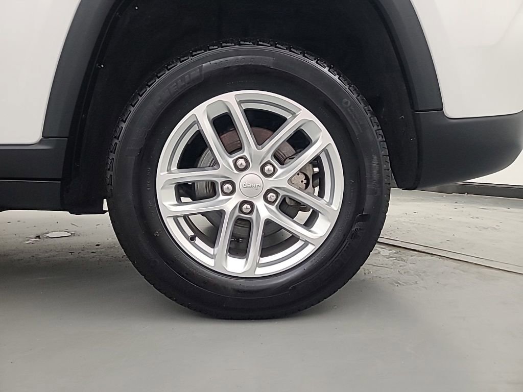 Used 2024 Jeep Grand Cherokee Laredo X image 10