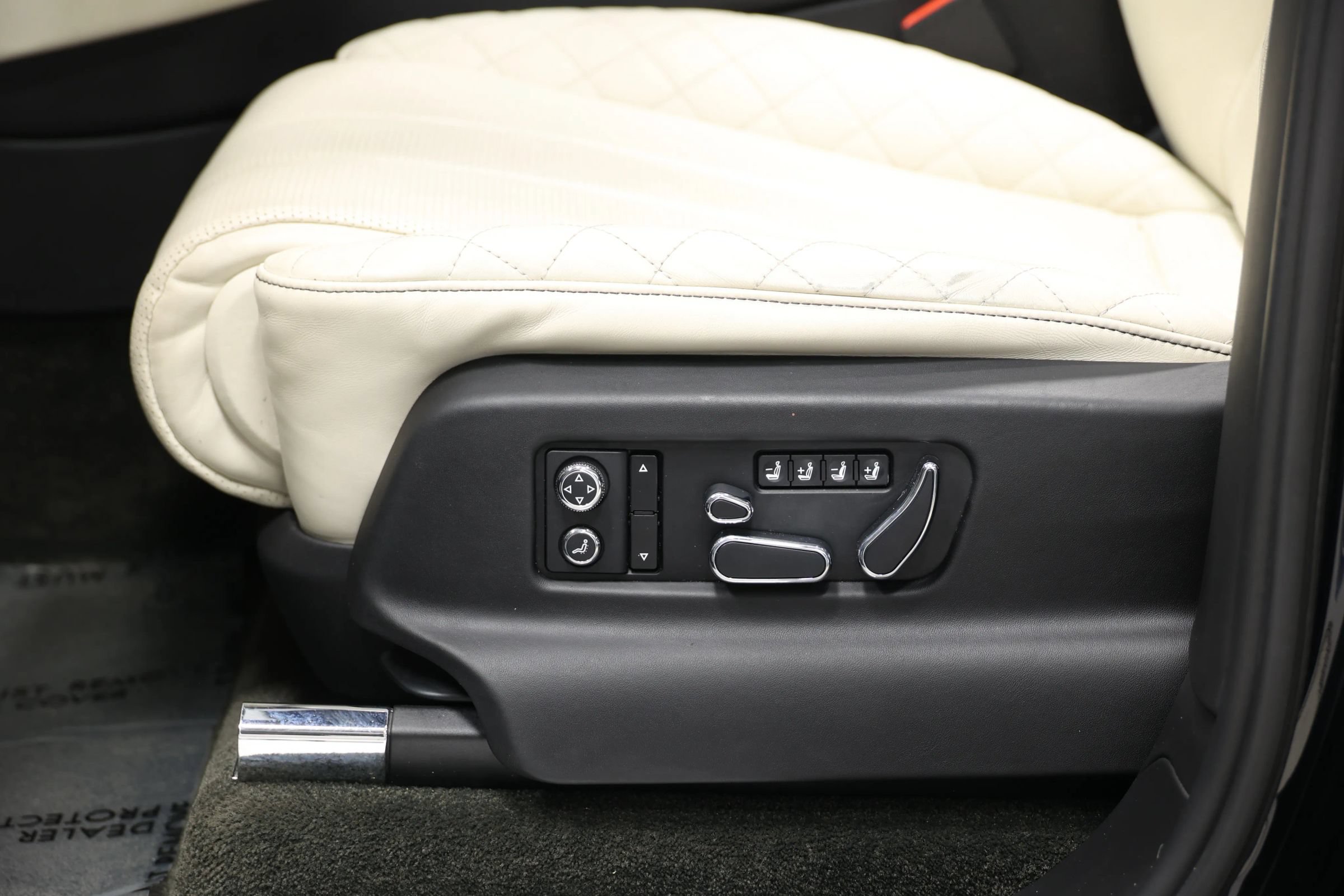 Used 2017 Bentley Bentayga AWD/4WD image 16