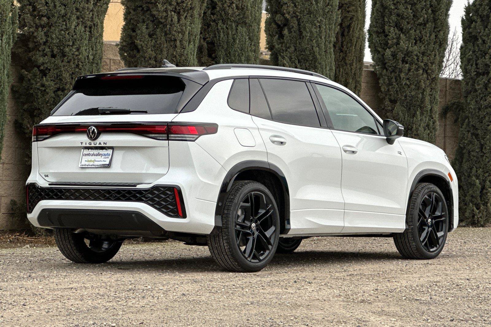 New 2026 Volkswagen Tiguan SE R-Line FWD image 3