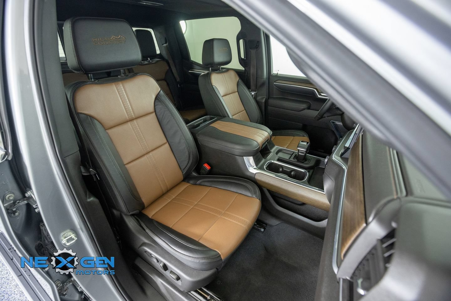 Used 2025 Chevrolet Silverado 1500 High Country w/ Technology Package AWD/4WD image 46