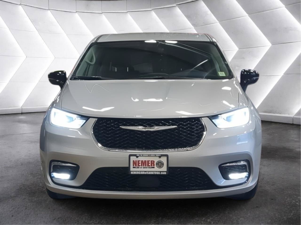 Used 2024 Chrysler Pacifica Touring-L FWD image 8