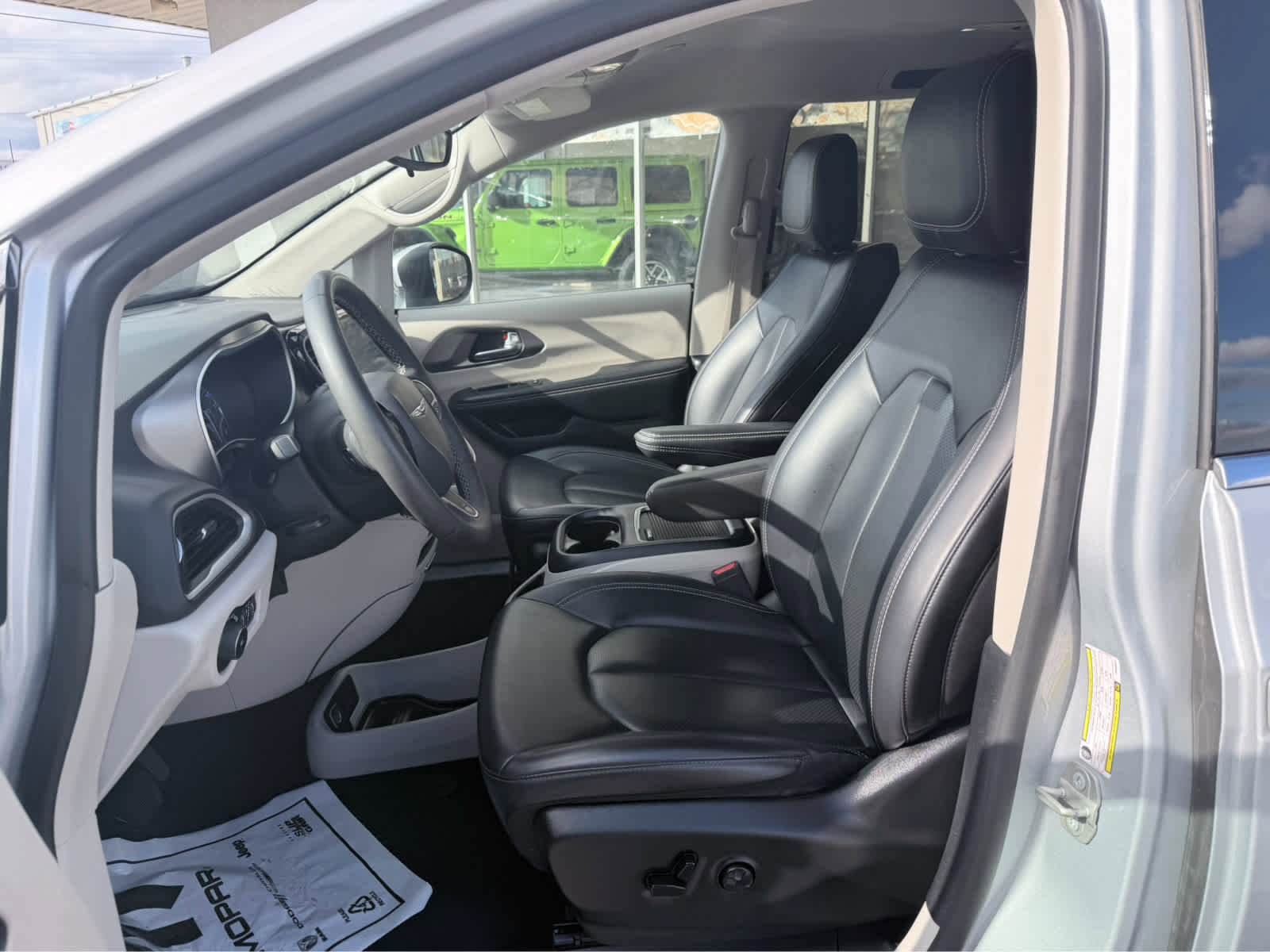 Used 2023 Chrysler Pacifica Touring-L image 20