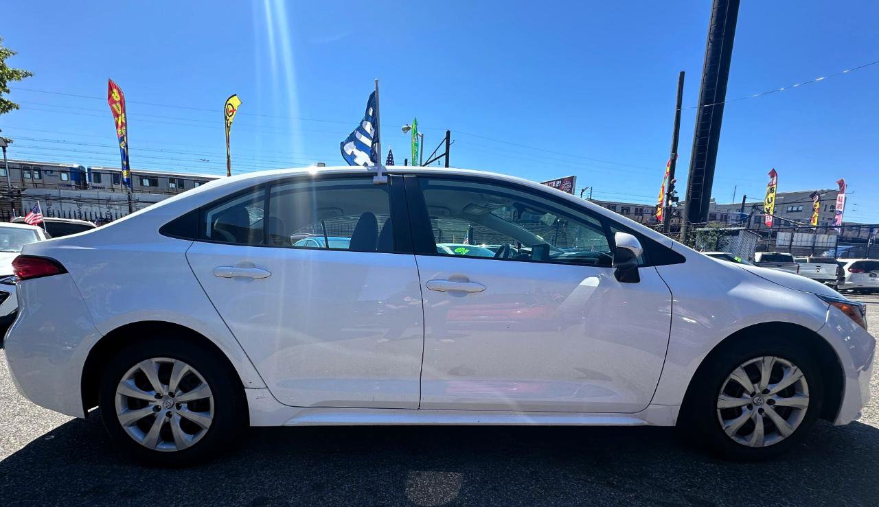 Used 2022 Toyota Corolla LE FWD image 3