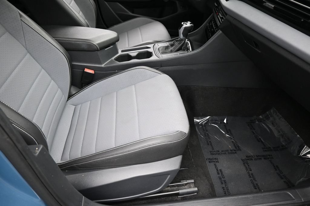 Used 2025 Volkswagen Jetta SE FWD image 41