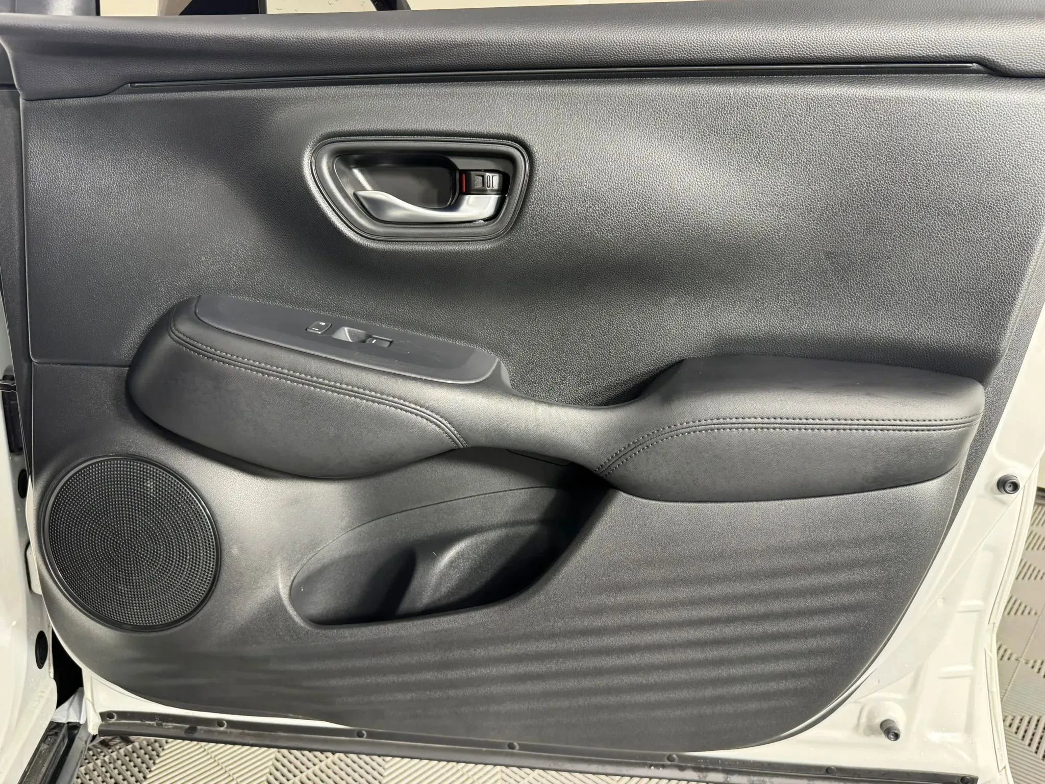 Used 2023 Honda HR-V LX image 37