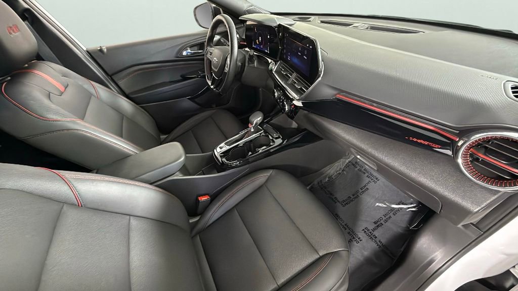 Certified 2025 Chevrolet Trax RS w/ Driver Confidence Package FWD image 32