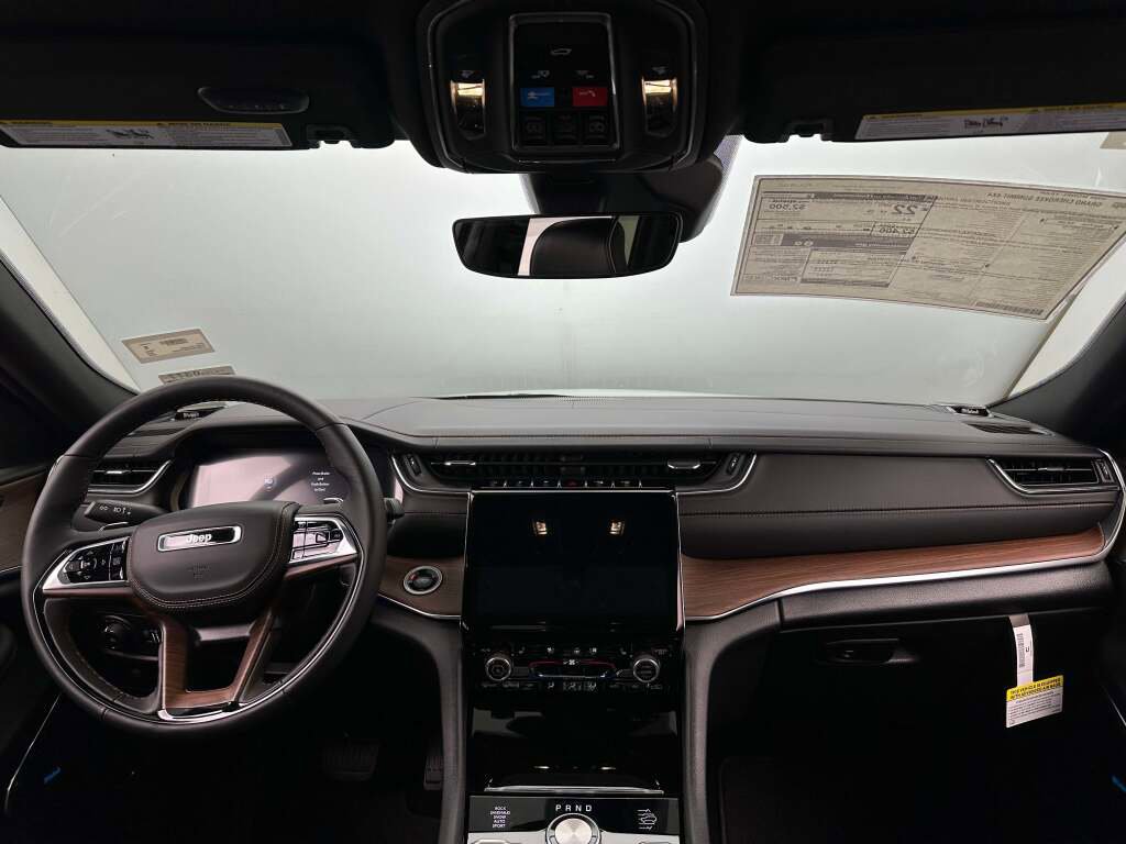 New 2025 Jeep Grand Cherokee Summit w/ Luxury Tech Group V image 19