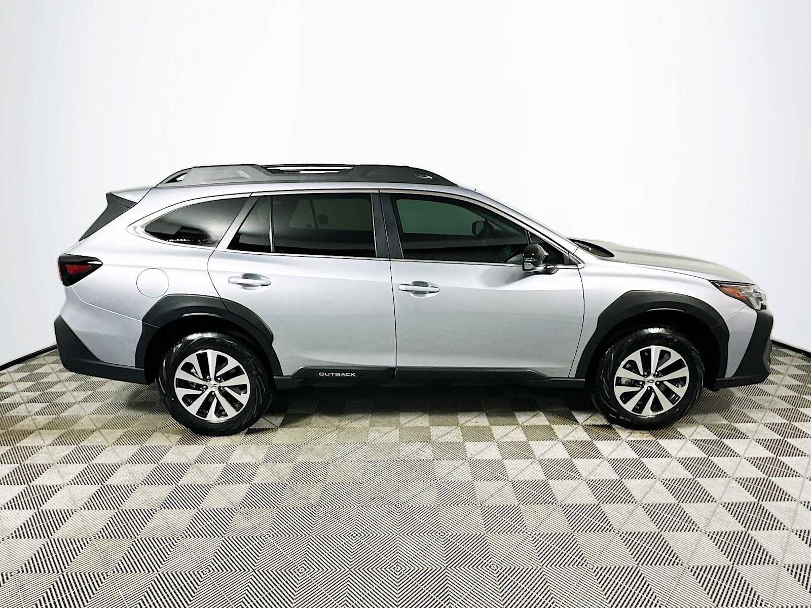 Certified 2025 Subaru Outback Premium image 8