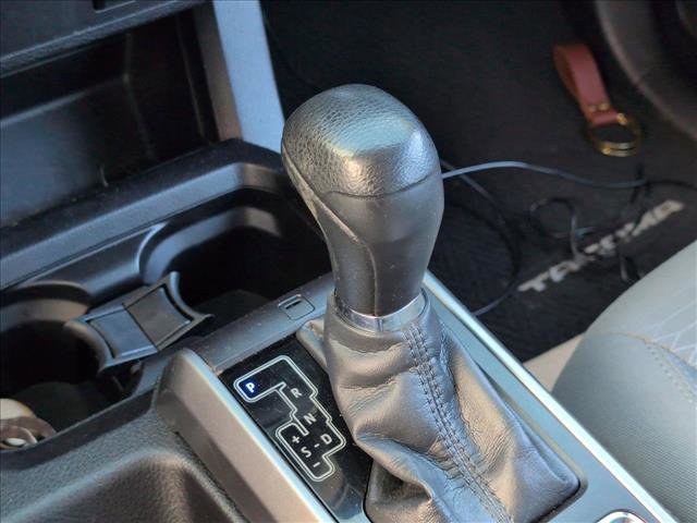 Used 2016 Toyota Tacoma SR5 w/ SR5 Appearance Package (SN) image 12