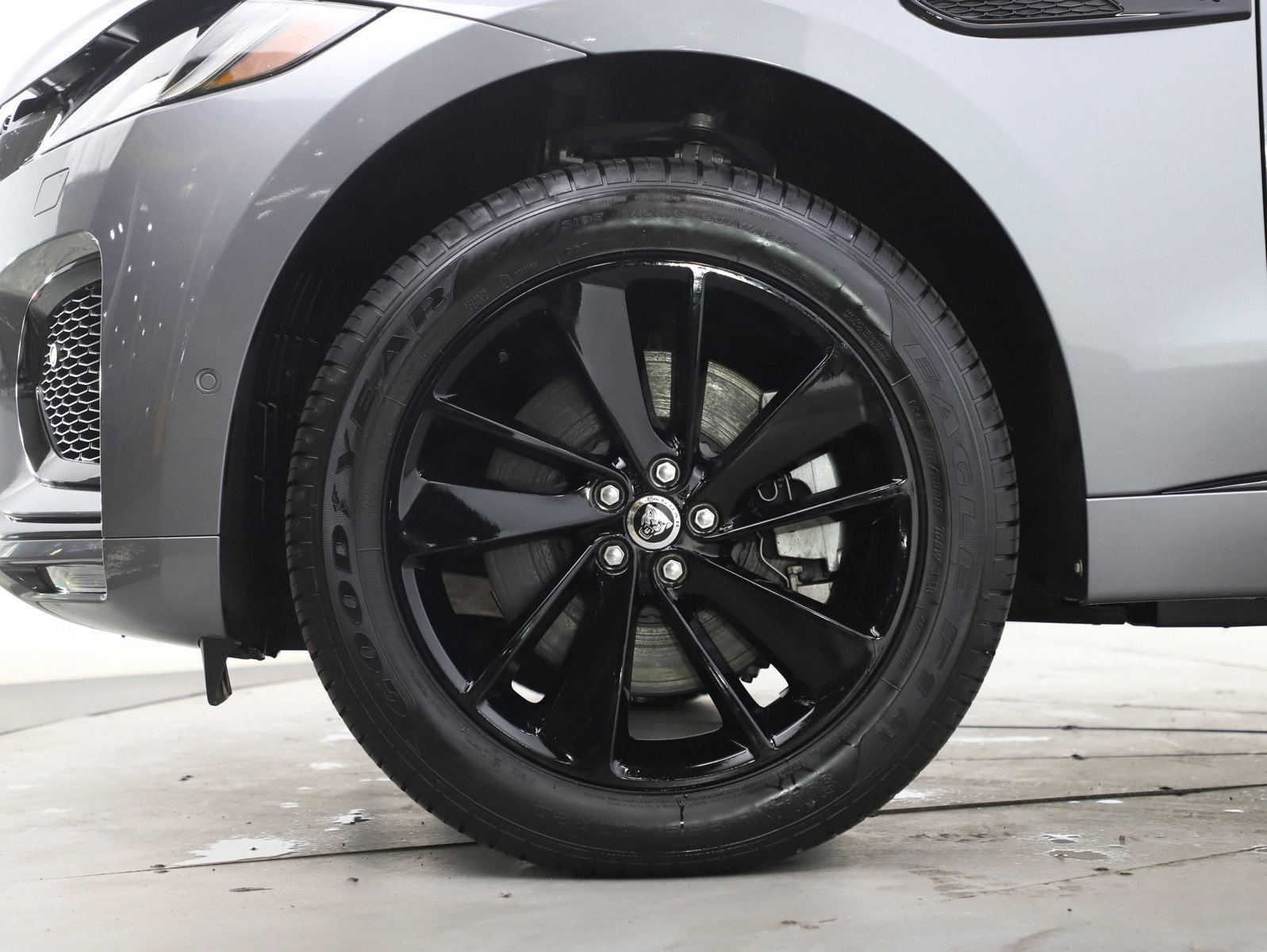 Used 2025 Jaguar F-PACE R-Dynamic S image 32
