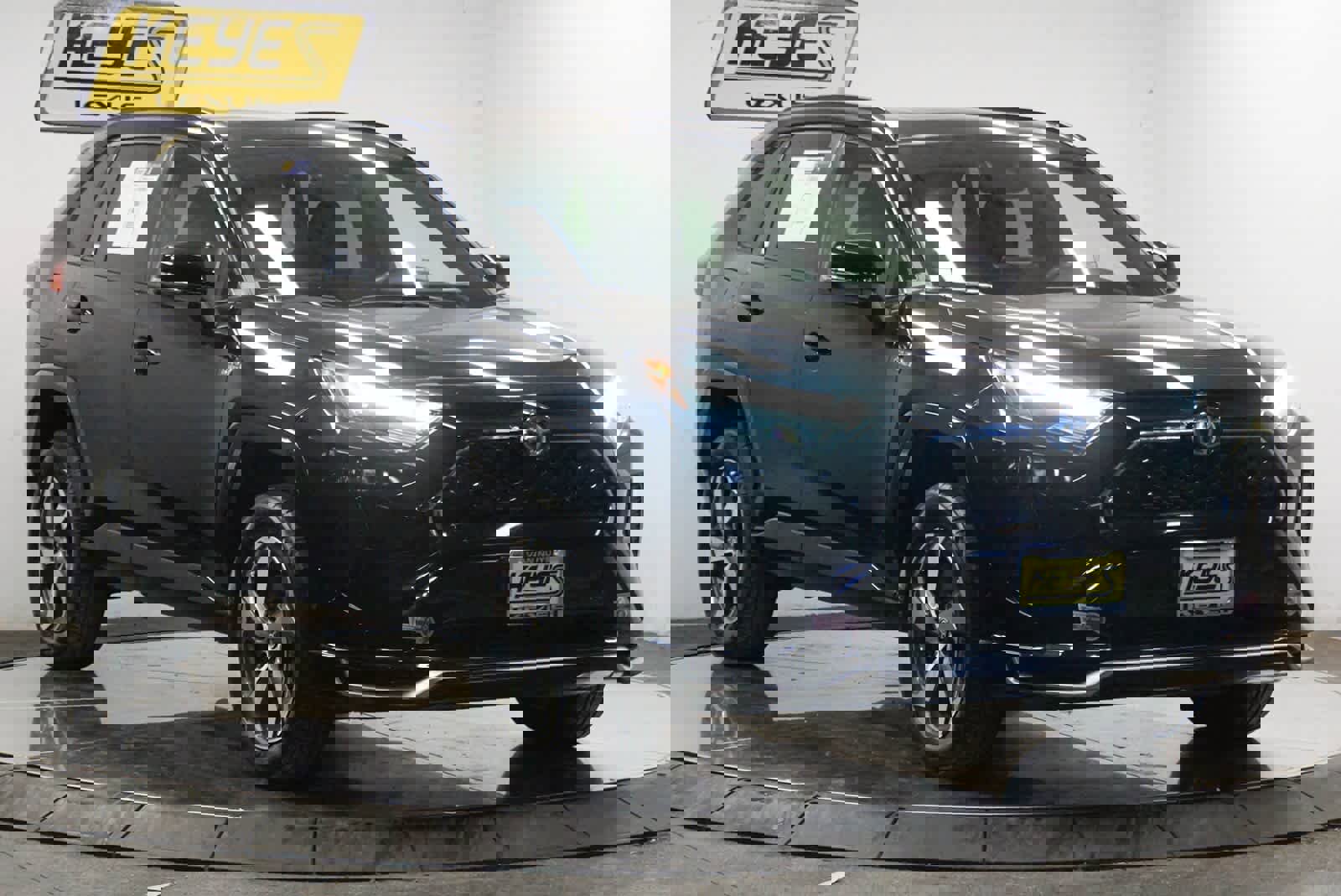 Used 2024 Toyota RAV4 SE image 5