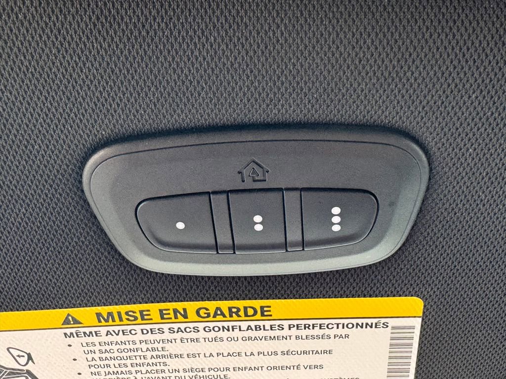 Used 2025 Chrysler Pacifica Select image 28