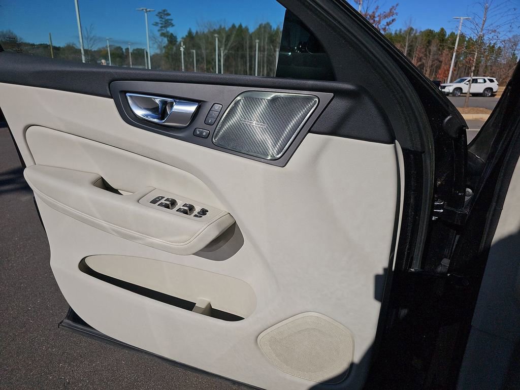 Used 2022 Volvo XC60 B5 Inscription w/ Advanced Package image 32