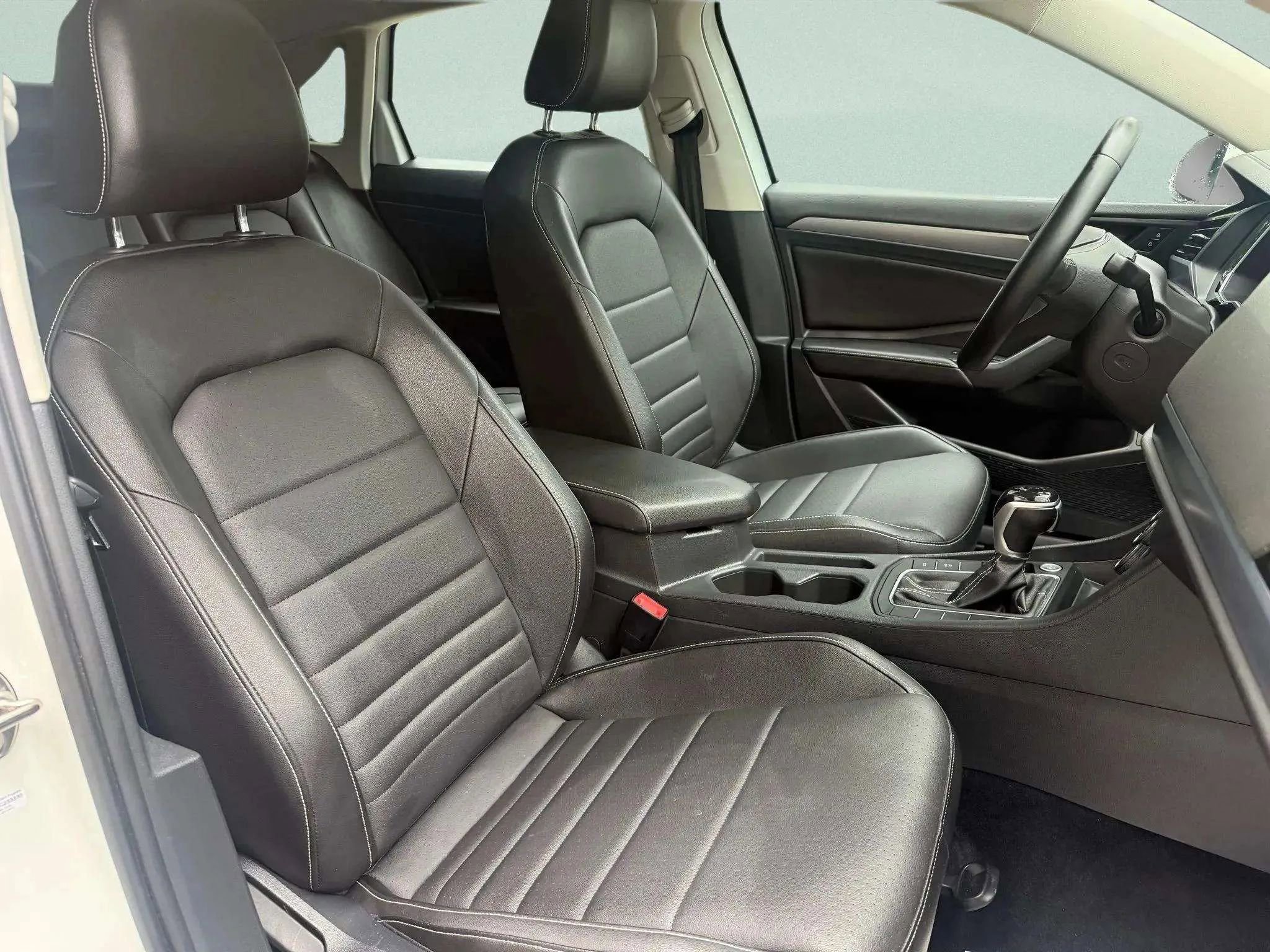 Used 2022 Volkswagen Jetta SE image 8