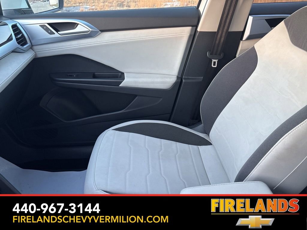 Used 2025 Volkswagen Taos SE image 16