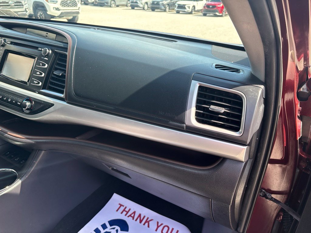 Used 2019 Toyota Highlander LE AWD/4WD image 29