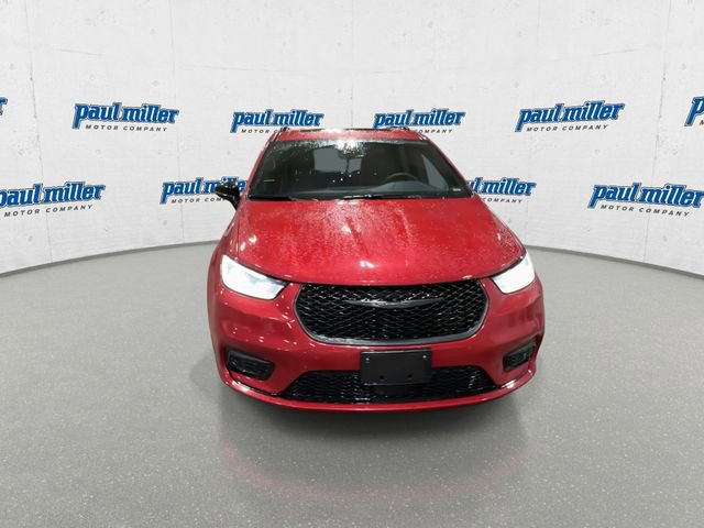 Used 2025 Chrysler Pacifica Limited image 4