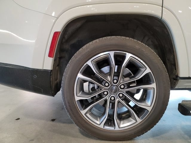Used 2022 Jeep Grand Wagoneer Series III w/ HD Trailer Tow Package AWD/4WD image 16