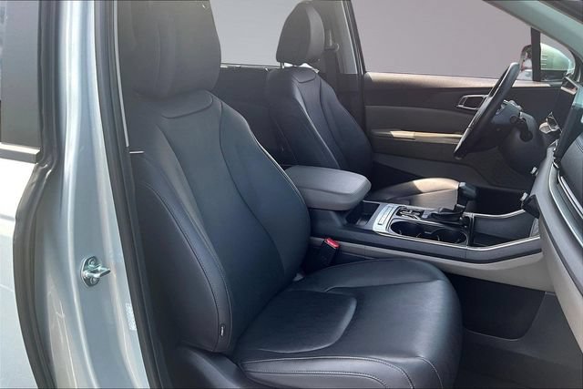 Used 2026 Kia Carnival EX FWD image 28