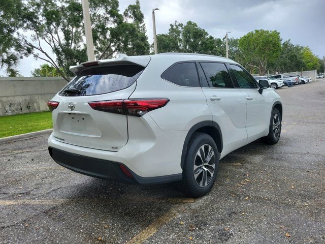 Used 2022 Toyota Highlander XLE FWD image 6