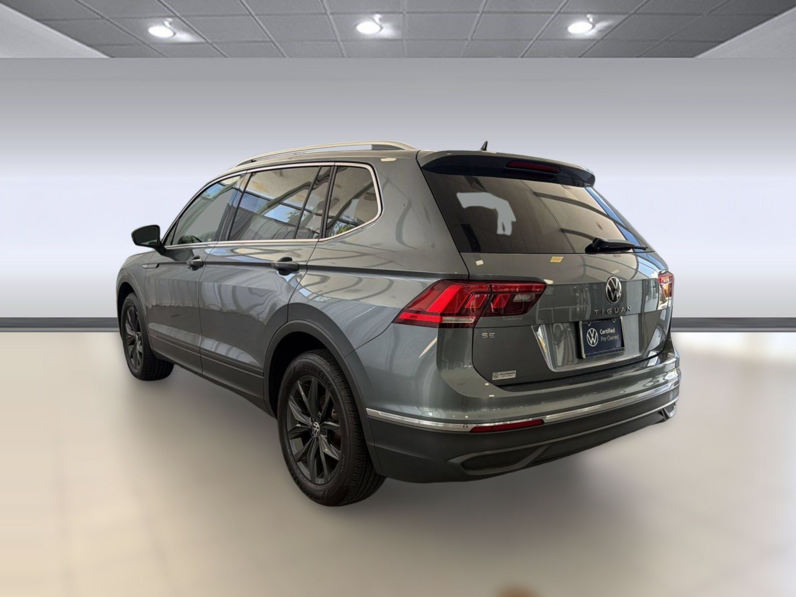 Certified 2024 Volkswagen Tiguan SE w/ Panoramic Sunroof Package FWD image 3