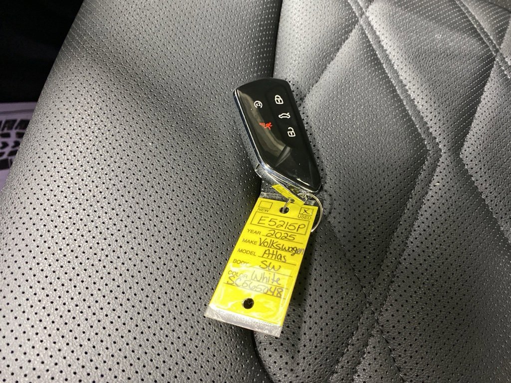 Used 2025 Volkswagen Atlas SE image 36