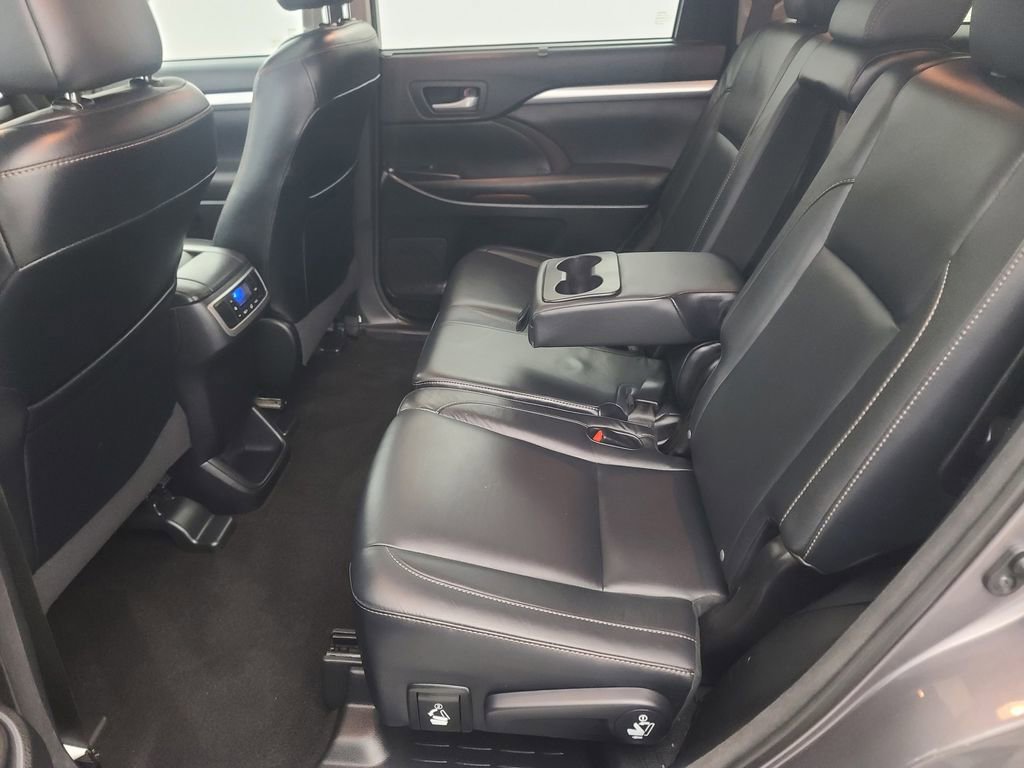 Used 2015 Toyota Highlander XLE FWD image 21