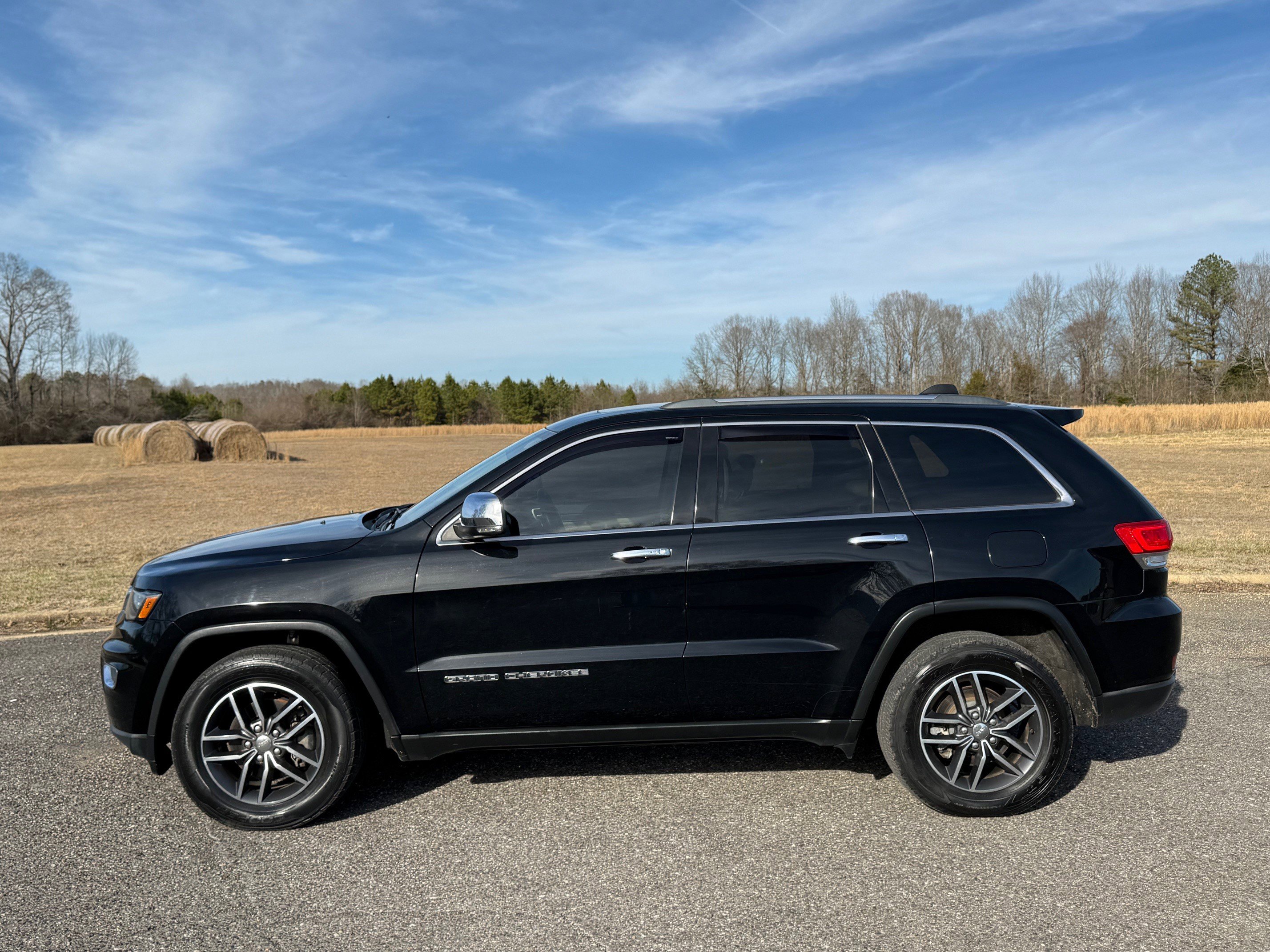 Used 2017 Jeep Grand Cherokee Limited w/ Luxury Group II image 2