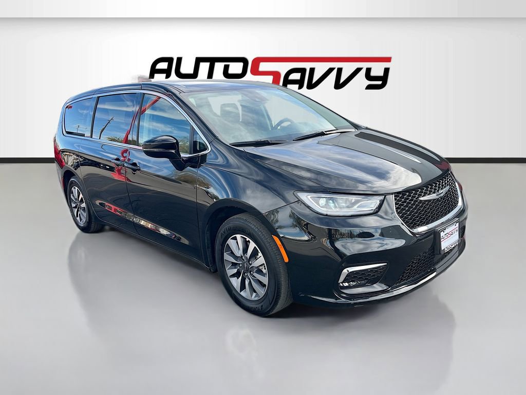 Used 2024 Chrysler Pacifica Select