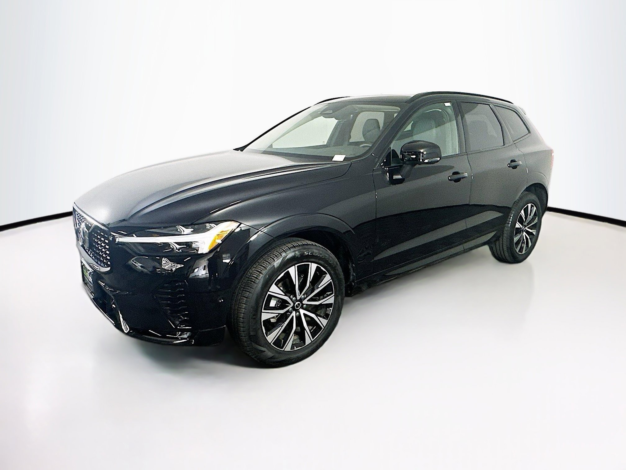 Used 2025 Volvo XC60 B5 Plus image 3