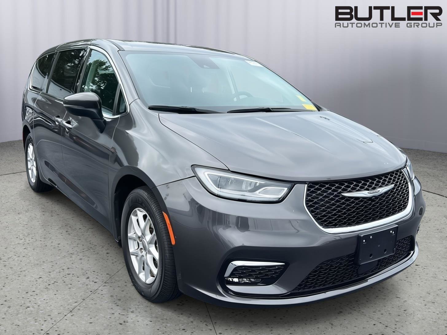 Used 2023 Chrysler Pacifica Touring-L FWD image 7