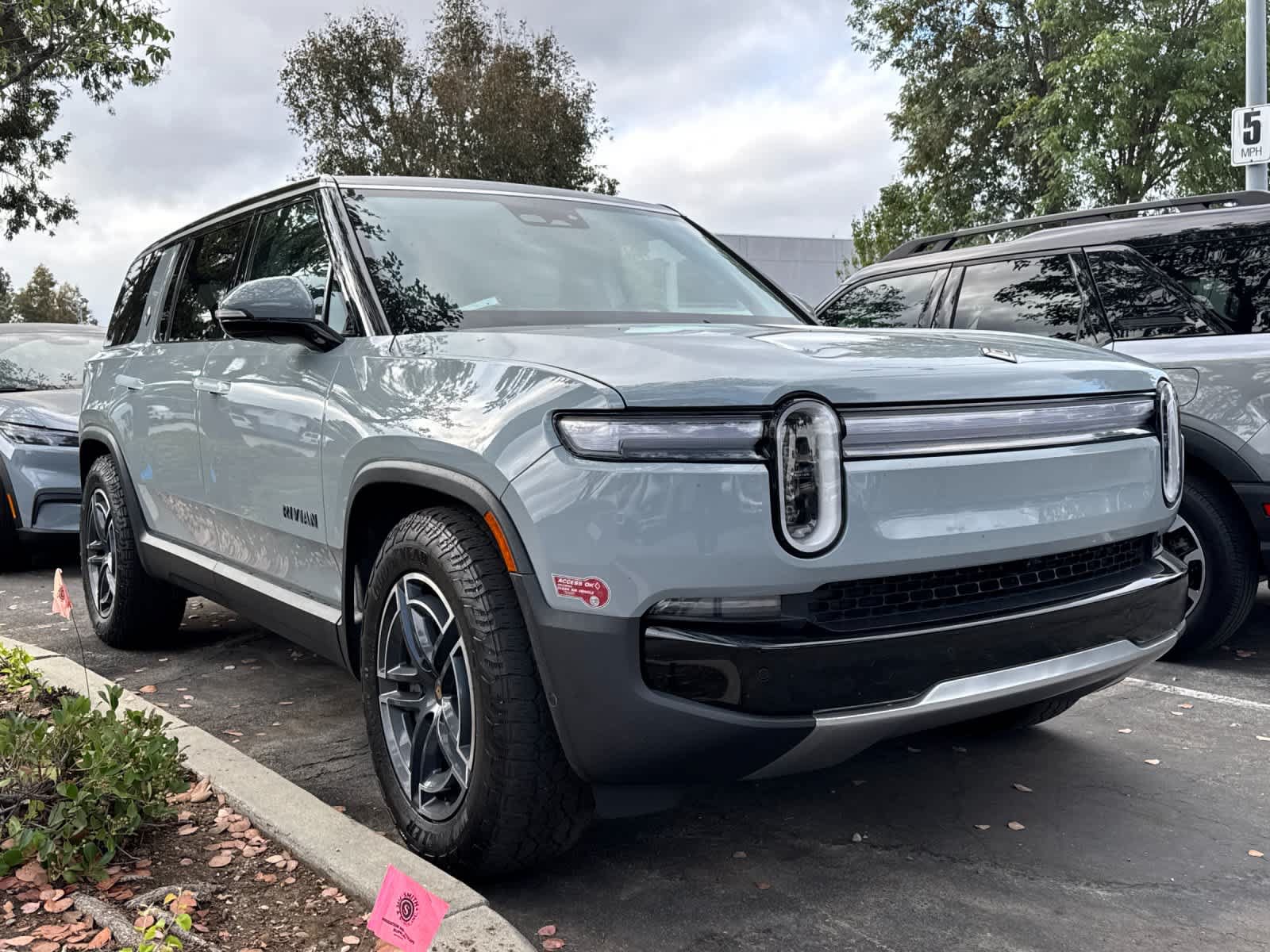 Used 2025 Rivian R1S Adventure AWD/4WD image 3